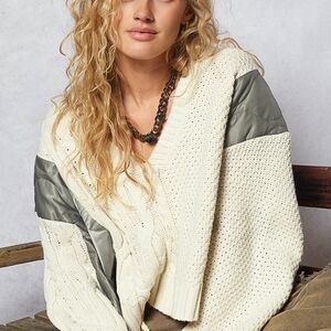 041 🎁🛍️ POL The Kindling Weave 1 V-Neck Sweater in Cream and Olive